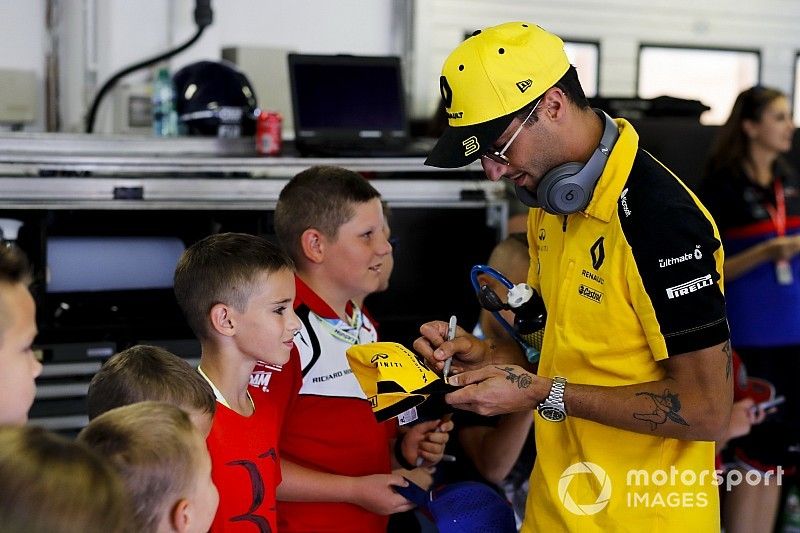 Daniel Ricciardo, Renault F1 Team firma l'autografo ad un Grid Kid