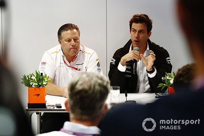 A Mercedes jobban beleillik a McLaren terveibe, mint a Renault