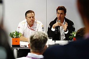 A Mercedes jobban beleillik a McLaren terveibe, mint a Renault