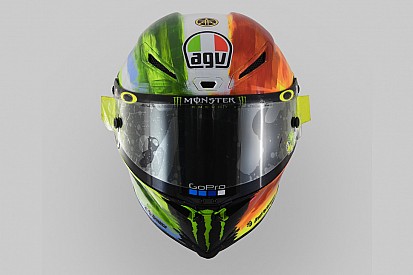Valentino Rossi sceglie un tricolore "pennellato" per il casco del Mugello