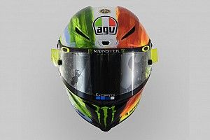 Valentino Rossi sceglie un tricolore "pennellato" per il casco del Mugello