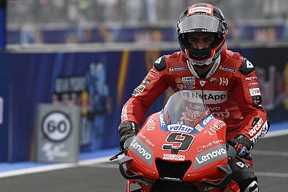 Petrucci par terre après le drapeau à damier, sans l'avoir vu