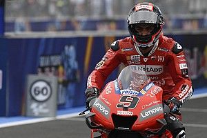 Petrucci par terre après le drapeau à damier, sans l'avoir vu