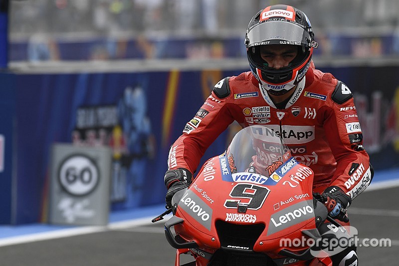 Petrucci par terre après le drapeau à damier, sans l'avoir vu
