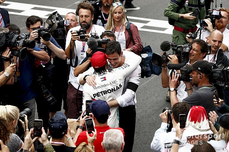 Mercedes merasa diselamatkan Hamilton