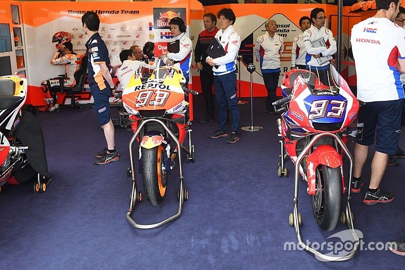 Le châssis en fibre de carbone HRC Honda Team et la Repsol Honda Team de Marc Marquez
