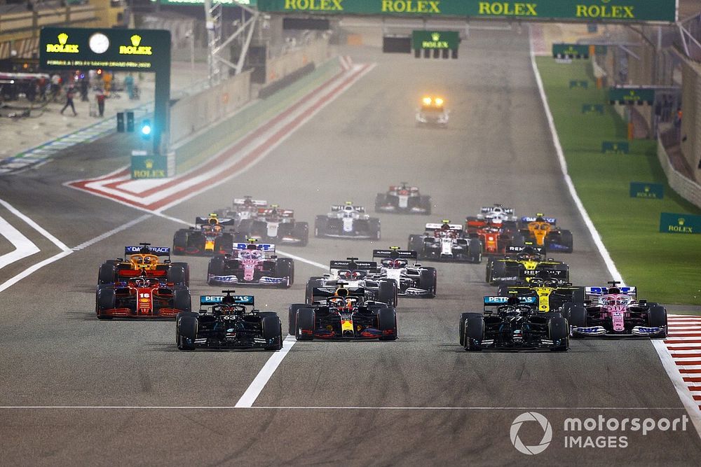 George Russell, Mercedes F1 W11, Valtteri Bottas, Mercedes F1 W11, Max Verstappen, Red Bull Racing RB16, Charles Leclerc, Ferrari SF1000, Sergio Pérez, Racing Point RP20, al inicio