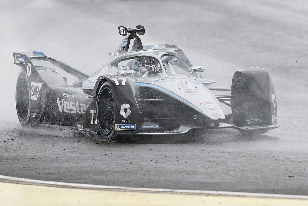 De Vries wint E-Prix van Valencia na bizar slot van de race