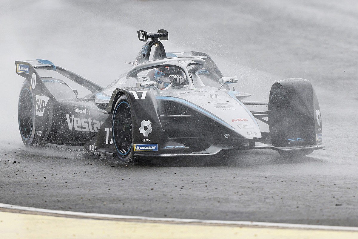 De Vries wint E-Prix van Valencia na bizar slot van de race