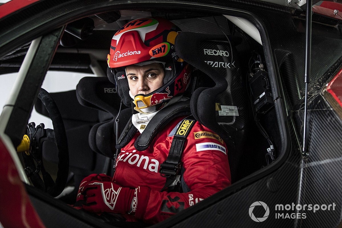 Laia Sanz debuta en coche junto a Lucas Cruz en la Baja Dubái 2021