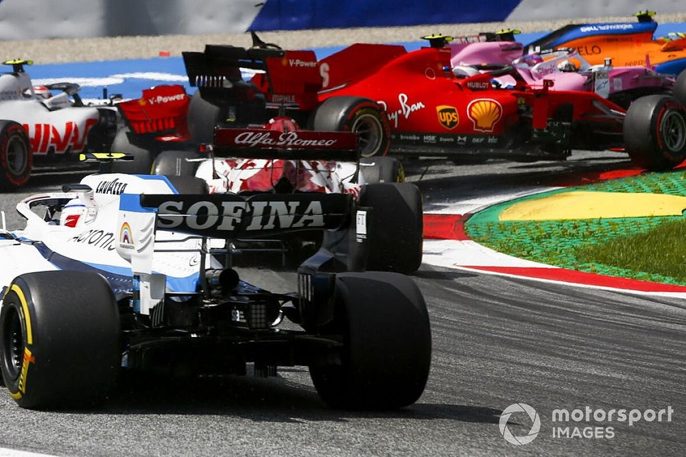Видео: пилоты Ferrari сталкиваются на первом круге