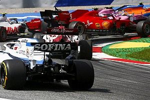Видео: пилоты Ferrari сталкиваются на первом круге