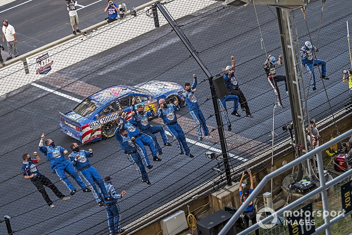 Harvick segura Kenseth na prorrogação e vence em Indianápolis