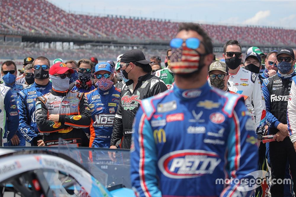 Pilotos de NASCAR muestran su apoyo a Bubba Wallace