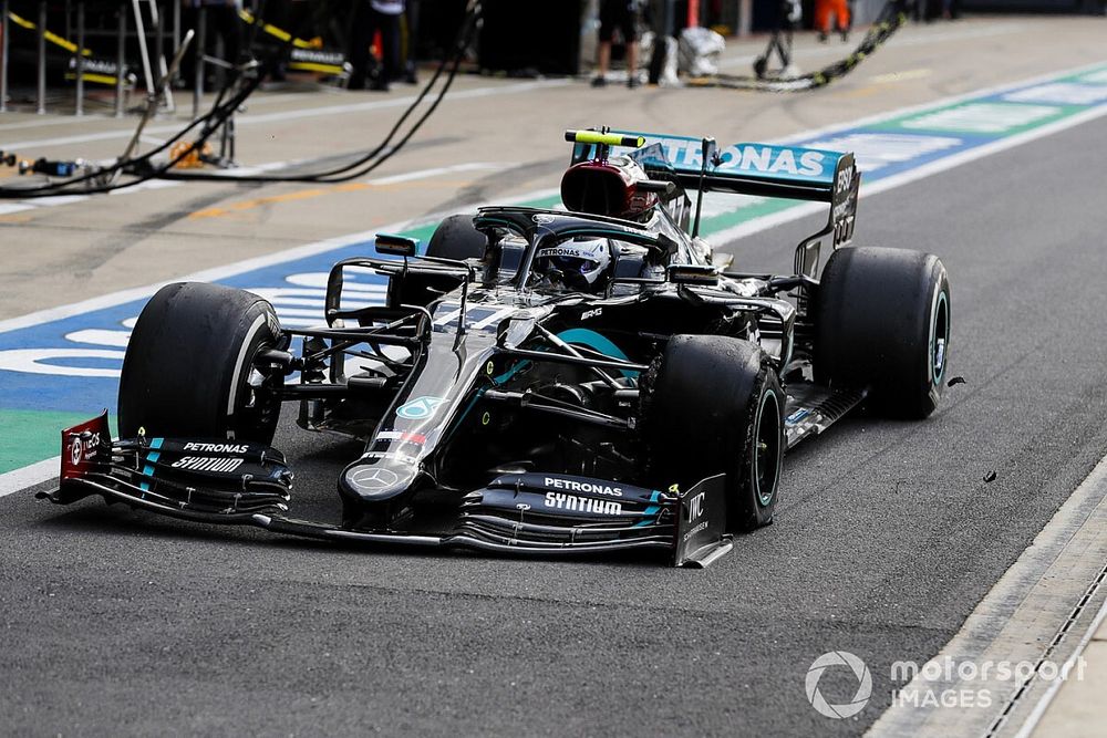 Valtteri Bottas, Mercedes F1 W11 EQ Performance pit stop después de recibir un pinchazo