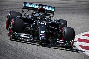 Hamilton na czele, kraksa Ocona