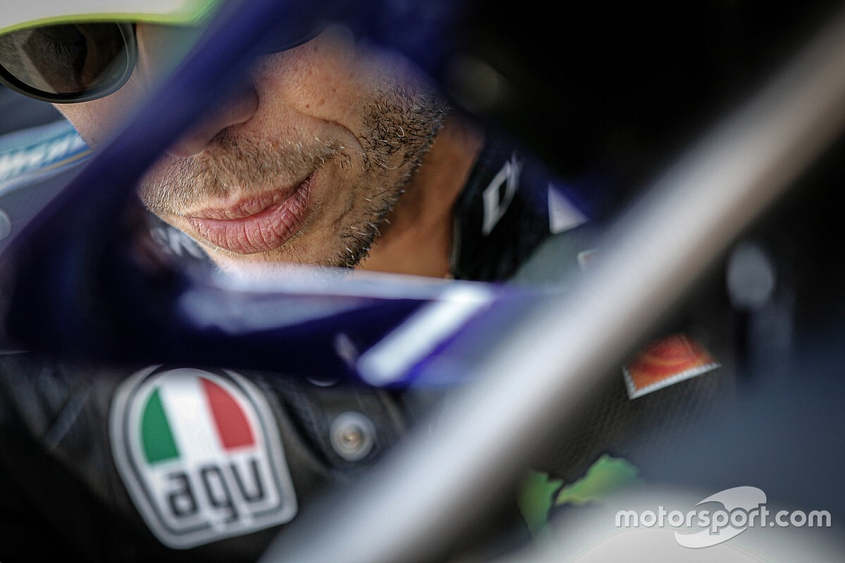 Vídeo: Rossi no se baja de la moto antes del primer triplete de 2020