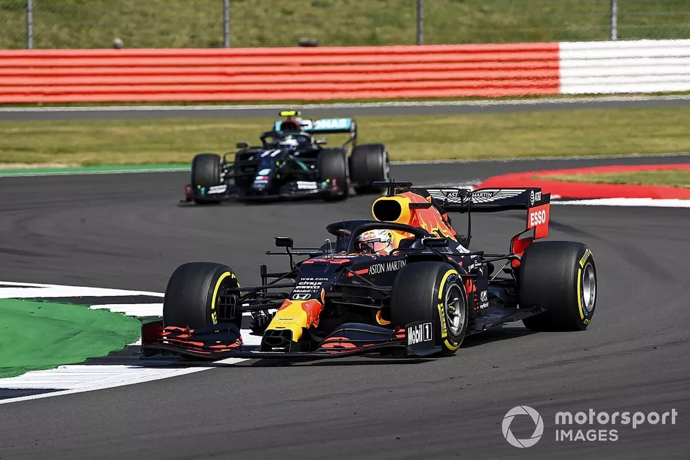 Valtteri Bottas, Mercedes F1 W11 y Max Verstappen, Red Bull Racing RB16 batalla por el liderato de la carrea