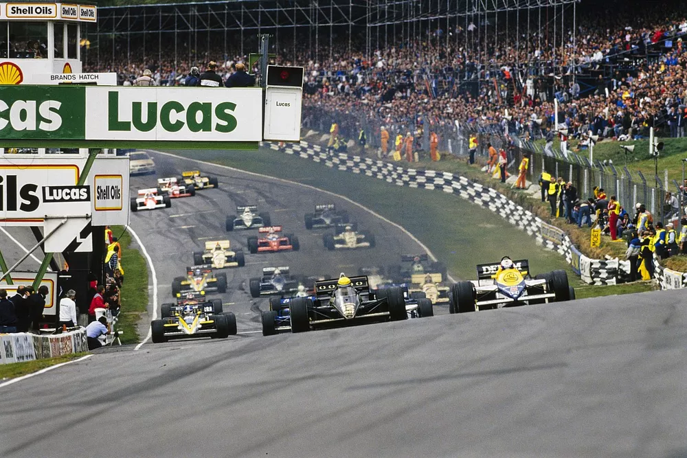 Ayrton Senna, Lotus 97T Renault, leads Nigel Mansell, Williams FW10 Honda