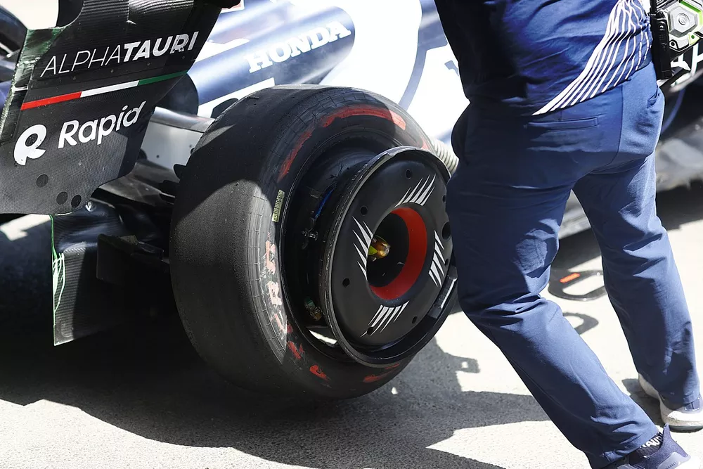 Yuki Tsunoda, AlphaTauri AT04, en el pitlane con el neum&aacute;tico destrozado