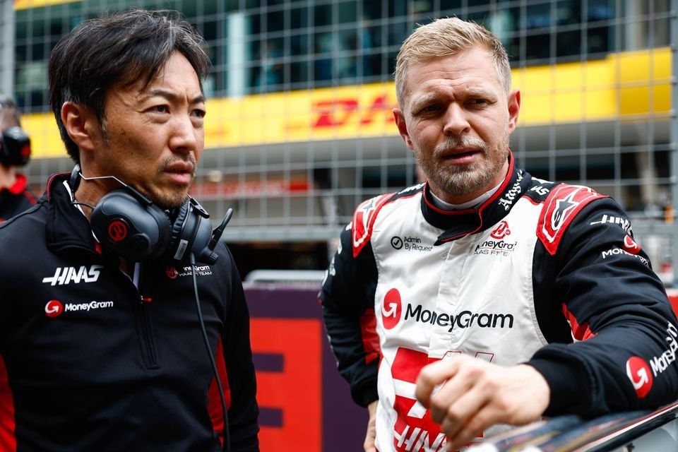 Ayao Komatsu, Team Principal, Haas F1 Team, Kevin Magnussen, Haas F1 Team, en la parrilla de salida