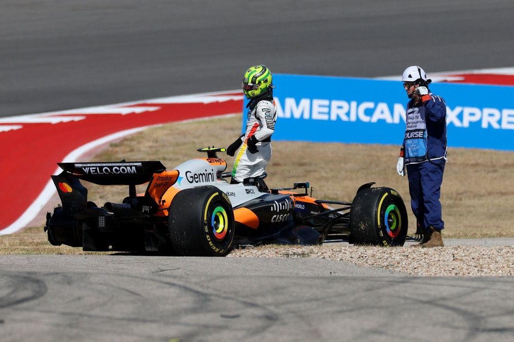 Lando Norris, McLaren, víctima de un choque al inicio