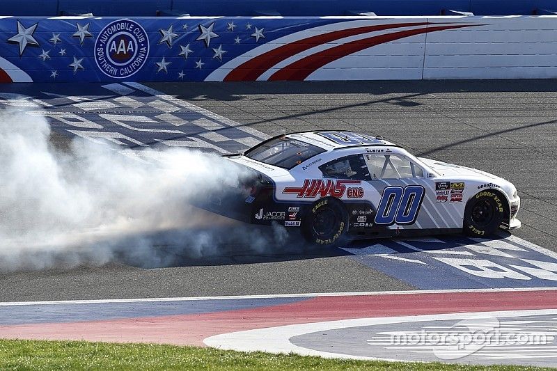 Cole Custer pone freno a Kyle Busch y gana en Fontana
