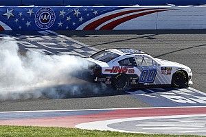 Cole Custer pone freno a Kyle Busch y gana en Fontana