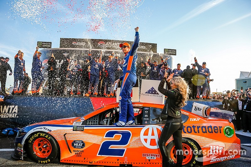 Keselowski segura Truex no fim e vence em Atlanta na Nascar