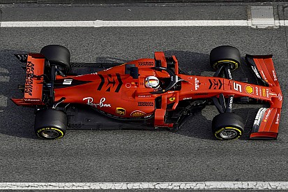 Vettel vê Hamilton a 0s003, mas mantém liderança dos testes
