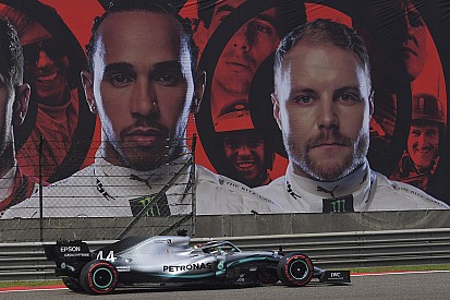 Hamilton egyelőre szenved, Bottas pedig a Mercedes kanyarsebességébe "kapaszkodik"
