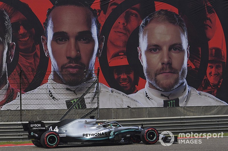 Hamilton egyelőre szenved, Bottas pedig a Mercedes kanyarsebességébe "kapaszkodik"