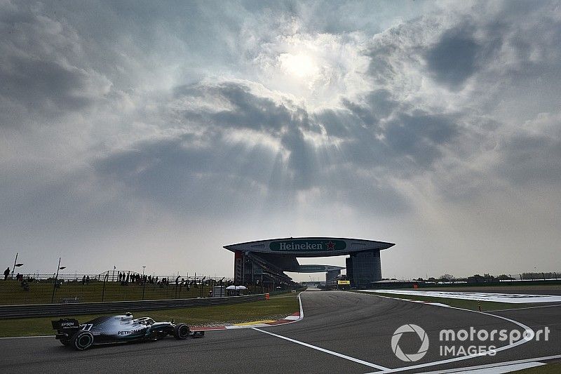 Bottas lidera sobre Vettel una sesión que acaba en fuerte accidente de Albon