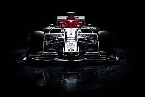 Stúdiófotókon is az új Alfa Romeo: Räikkönen F1-es gépe