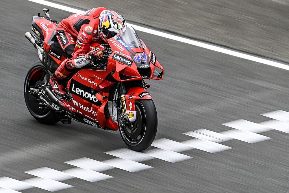 Хаос на гонке MotoGP в Ле-Мане: Маркес упал дважды, гонщики Suzuki – трижды. А выиграл снова Миллер