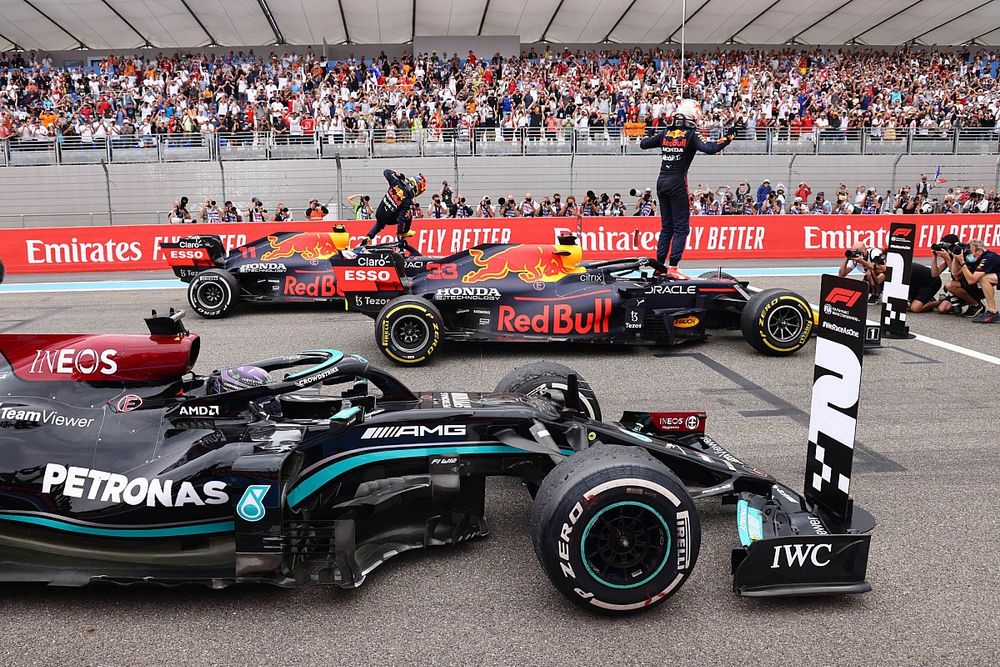 Le 3ᵉ, Sergio Perez, Red Bull Racing, le vainqueur Max Verstappen, Red Bull Racing et le 2ᵉ Sir Lewis Hamilton, Mercedes, dans le parc fermé