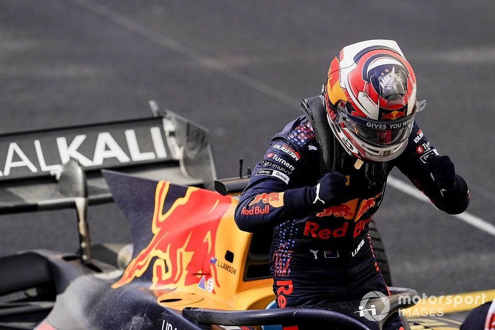 Liam Lawson, Hitech Grand Prix, 1st position, in Parc Ferme 