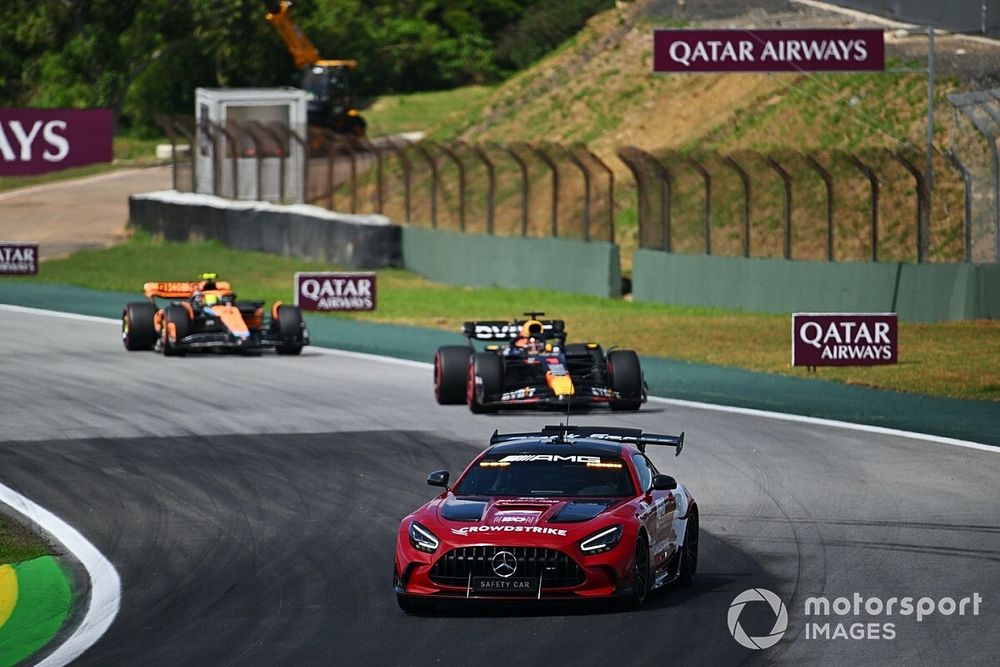 El Coche de Seguridad lidera a Max Verstappen, Red Bull Racing RB19, Lando Norris, McLaren MCL60
