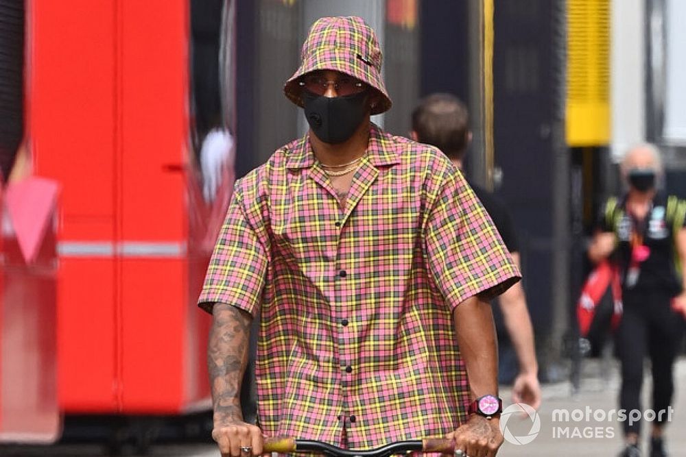 Raikkonen se mofa del look de Hamilton y defiende a los pilotos fiesteros