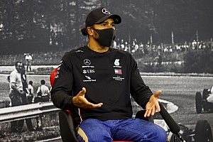 Hamilton a Forma-1 vezetőit okolja az unalmas versenyekért