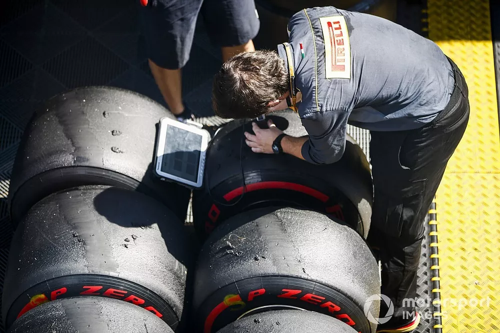 Los t&eacute;cnicos de Pirelli registran algunos datos de los neum&aacute;ticos
