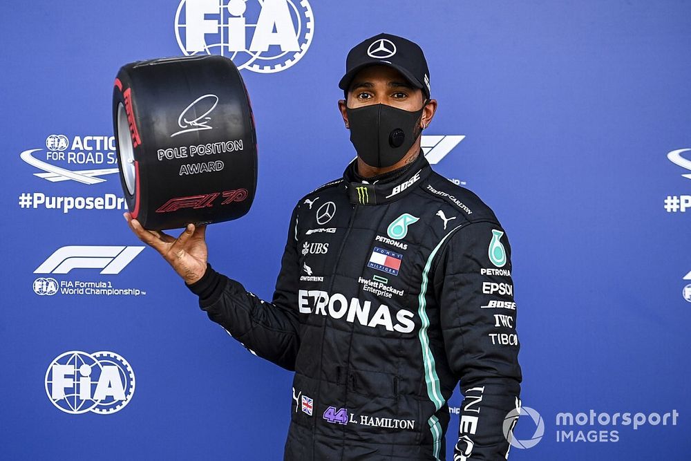 Pole pozisyonunun sahibi Lewis Hamilton, Mercedes-AMG F1, Parc Ferme'de Pirelli Pole Pozisyonu Ödülü ile