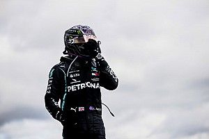 Videó: Mick Schumacher adta át édesapja sisakját a rekordot beállító Hamiltonnak