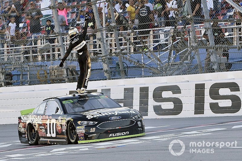 Алмирола выиграл впервые с 2014 года и прошел в «раунд восьми» NASCAR Cup