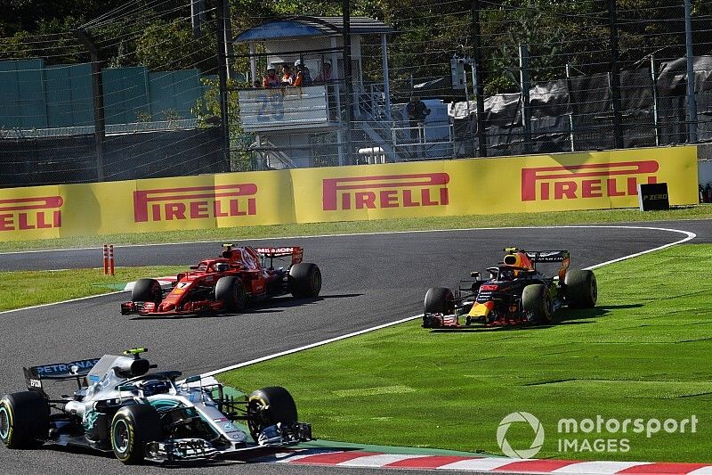 Kimi Raikkonen, Ferrari SF71H amd Max Verstappen, Red Bull Racing RB14 battle