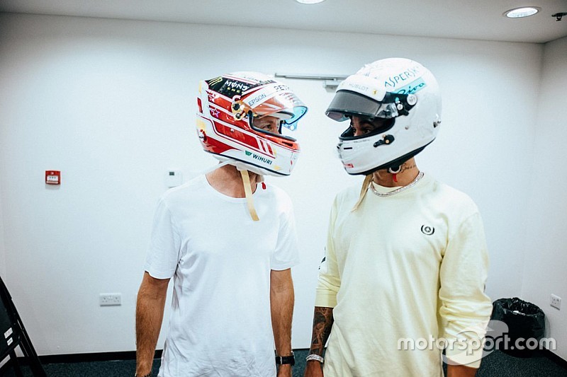 Hamilton: Vettel gibi harika bir sürücüyle kask değiştirmek benim için onur verici