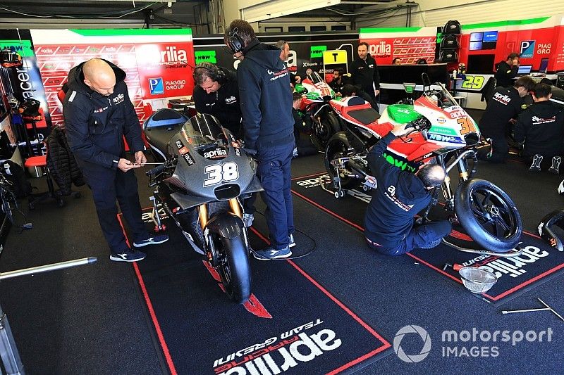 Le garage avec la moto de Bradley Smith, Aprilia Gresini Racing