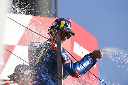Rins: "Falta mejorar un par de cosas para luchar por la victoria"