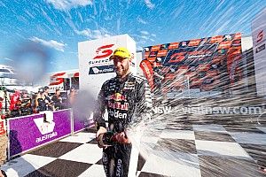 Судьба победы в гонке Supercars решилась на последнем круге, соперников за титул разделяют два очка