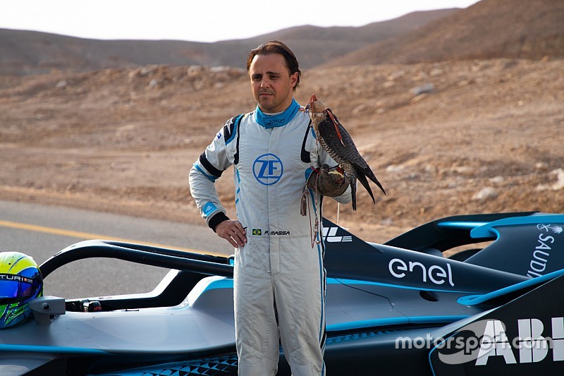 VIDEO: Felipe Massa protagoniza "competencia" contra un halcón
